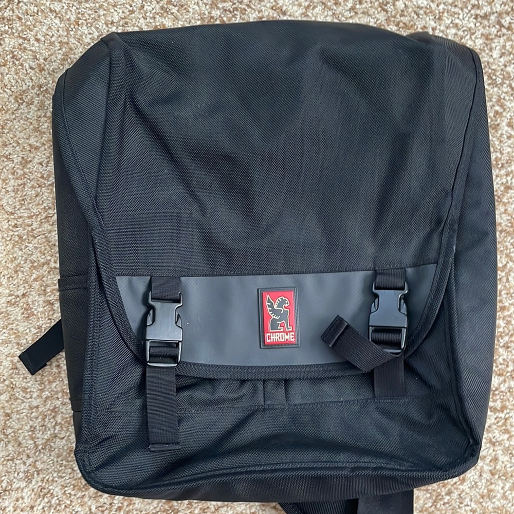 Chrome cross shoulder messenger bag.